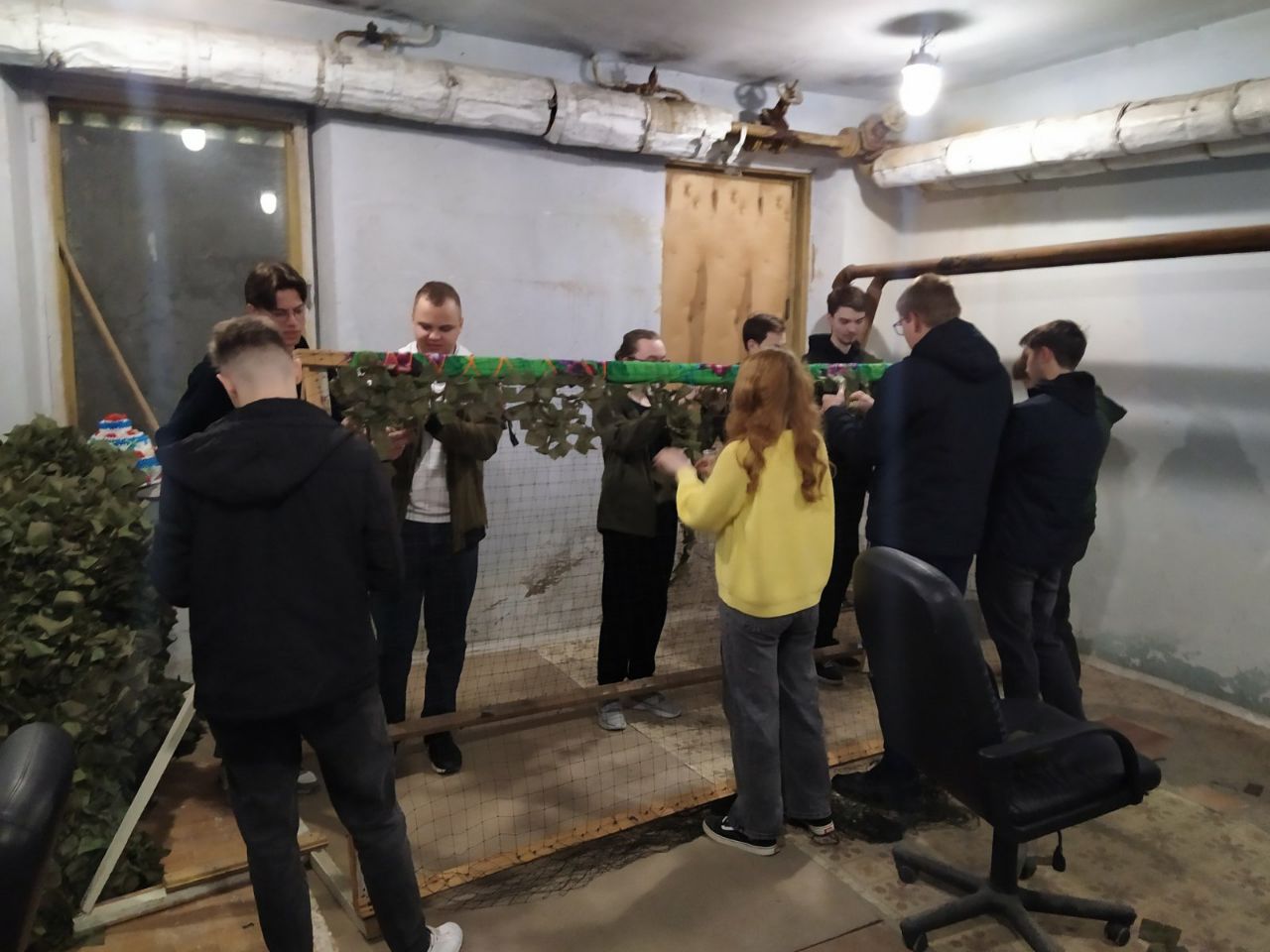 Студенти кафедри інформаційних технологій плетуть маскувальні сітки 